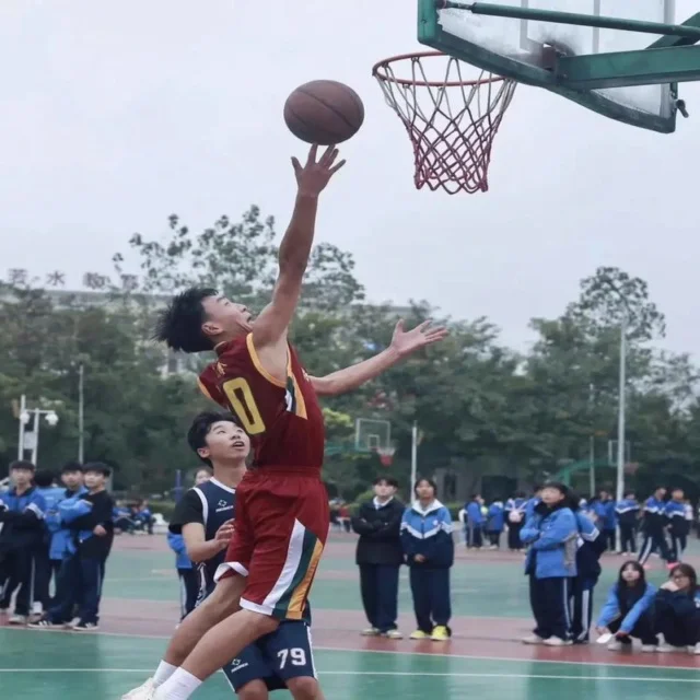 郑钦文闪耀查尔斯顿赛场,展现中国网球力量